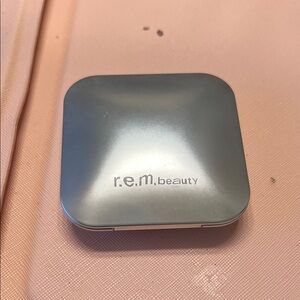 r.e.m. beauty Silver Highlighter
